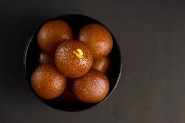 Gulab Jamun siyah arka planda kasede. Hint Tatlısı ya da Tatlı Tabak. — Stok fotoğraf