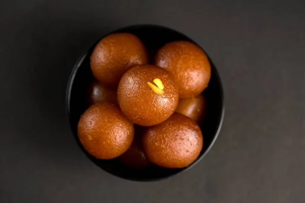 Gulab Jamun σε μπολ σε μαύρο φόντο. Ινδικό Επιδόρπιο ή Γλυκό Πιάτο. — Φωτογραφία Αρχείου