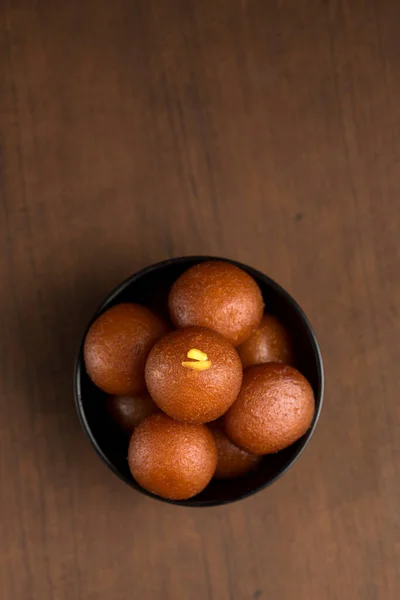 印度甜点或甜食：木制背景碗中的Gulab Jamun. — 图库照片