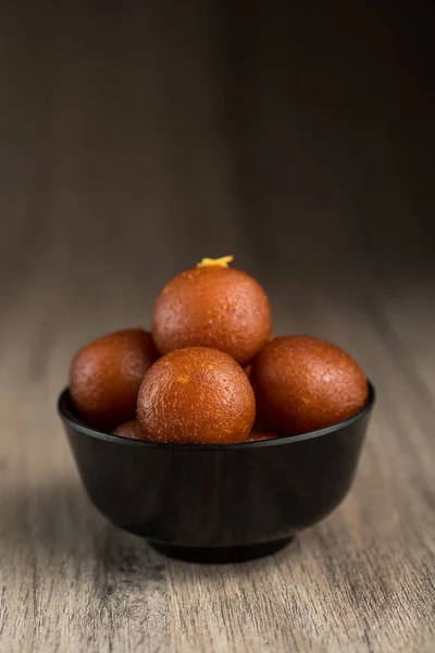 Sobremesa indiana ou prato doce: Gulab Jamun em tigela sobre fundo de madeira . — Fotografia de Stock