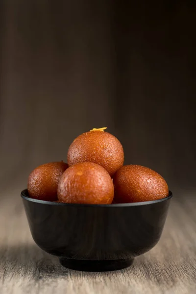 Sobremesa indiana ou prato doce: Gulab Jamun em tigela sobre fundo de madeira . — Fotografia de Stock