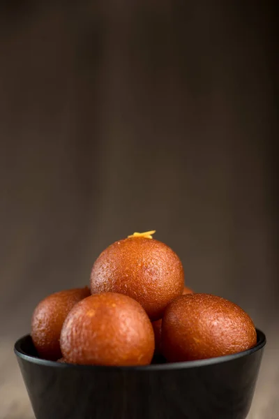 Hint Tatlısı ya da Tatlı Tabak: Ahşap arka planda Gulab Jamun. — Stok fotoğraf