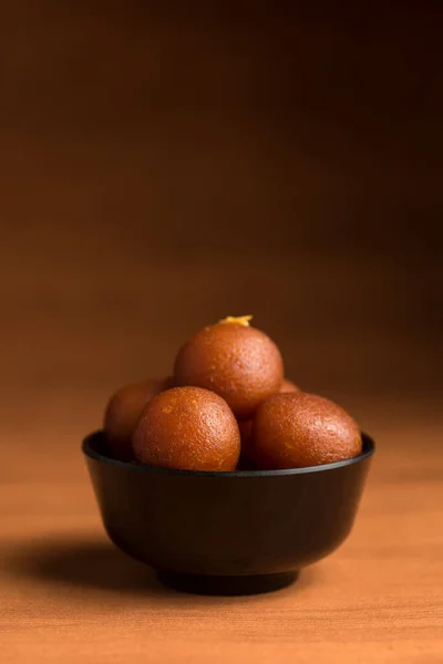 印度甜点或甜食：木制背景碗中的Gulab Jamun. — 图库照片