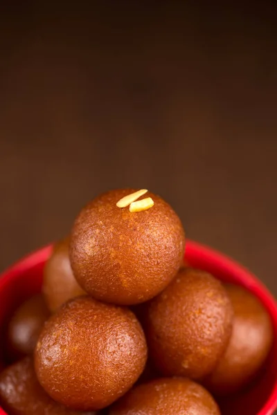 Gulab Jamun在木制背景的红色碗里 印度甜点或甜食. — 图库照片