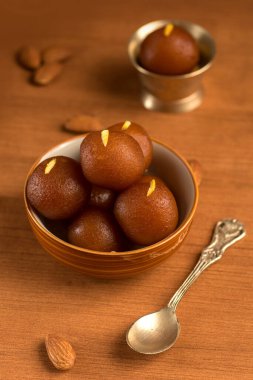 Kavanozda Jamun, kaşıkta bakır antika kâse. Hint Tatlısı ya da Tatlı Tabak.