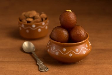 Jamun 'u kil çömleğe koy. Hint Tatlısı ya da Tatlı Tabak