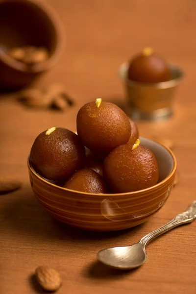 Gulab jamun in Schale und Kupfer antike Schüssel mit Löffel. indisches Dessert oder süßes Gericht. — Stockfoto