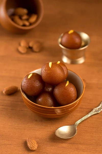 Gulab jamun in Schale und Kupfer antike Schüssel mit Löffel. indisches Dessert oder süßes Gericht. — Stockfoto