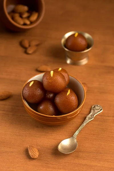 Gulab jamun in Schale und Kupfer antike Schüssel mit Löffel. indisches Dessert oder süßes Gericht. — Stockfoto