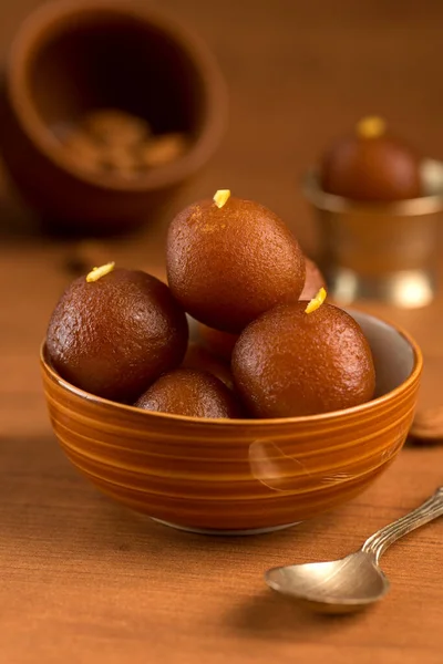 Gulab jamun in Schale und Kupfer antike Schüssel mit Löffel. indisches Dessert oder süßes Gericht. — Stockfoto