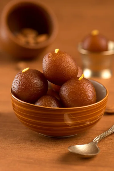 Gulab jamun in Schale und Kupfer antike Schüssel mit Löffel. indisches Dessert oder süßes Gericht. — Stockfoto