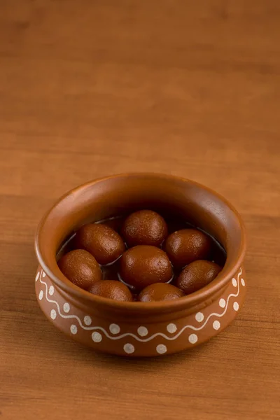 Gulab jamun im Tontopf. indisches Dessert oder süßes Gericht — Stockfoto