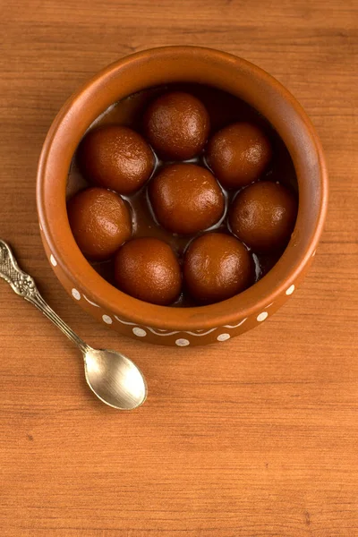 Gulab Jamun dalam pot tanah liat. Makanan penutup India atau Sweet Dish — Stok Foto