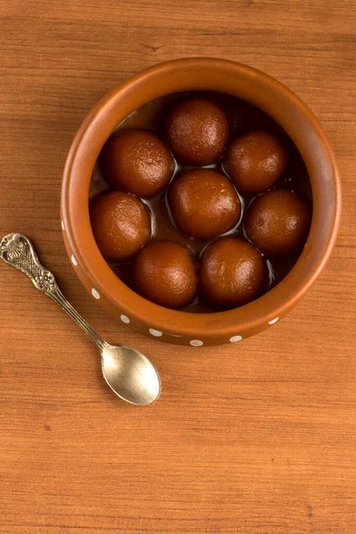 粘土鍋にガラブジャムン。インドのデザートまたは甘い料理 — ストック写真