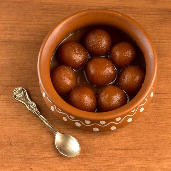 Jamun 'u kil çömleğe koy. Hint Tatlısı ya da Tatlı Tabak