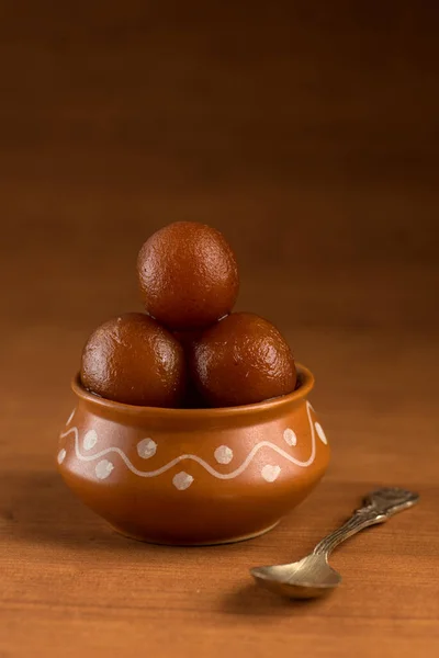 Gulab jamun im Tontopf. indisches Dessert oder süßes Gericht — Stockfoto