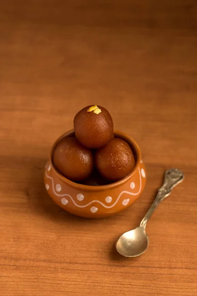 Gulab jamun im Tontopf. indisches Dessert oder süßes Gericht — Stockfoto