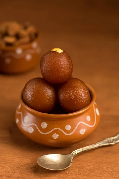 Gulab jamun im Tontopf. indisches Dessert oder süßes Gericht — Stockfoto