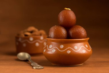 Jamun 'u kil çömleğe koy. Hint Tatlısı ya da Tatlı Tabak