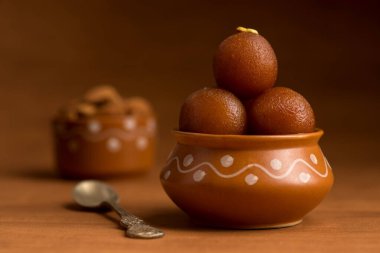 Jamun 'u kil çömleğe koy. Hint Tatlısı ya da Tatlı Tabak