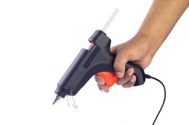 Beyaz arkaplanda elektrikli sıcak tutkal tabancası var.