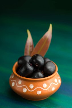 Jambolan eriği veya jambul veya Jamun meyvesi, dokulu arkaplan üzerindeki Java eriği (Syzygium cumini).