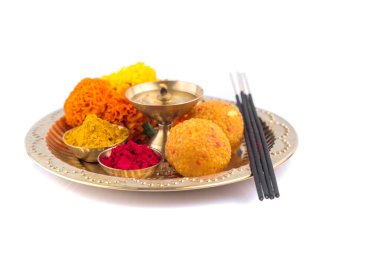 Kutlama için güzel dekore edilmiş Pooja Thali 'ye tapınma, haldi veya zerdeçal tozu ve kumkum, çiçekler, pirinç tabakta kokulu çubuklar, hindu puja thali