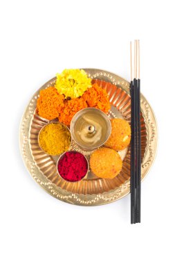 Kutlama için güzel dekore edilmiş Pooja Thali 'ye tapınma, haldi veya zerdeçal tozu ve kumkum, çiçekler, pirinç tabakta kokulu çubuklar, hindu puja thali