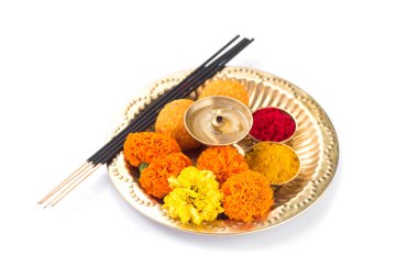 Kutlama için güzel dekore edilmiş Pooja Thali 'ye tapınma, haldi veya zerdeçal tozu ve kumkum, çiçekler, pirinç tabakta kokulu çubuklar, hindu puja thali