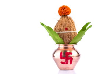 Hindistan cevizli bakır Kalaş ve beyaz arka planda çiçek desenli mango yaprağı. Hindu Puja 'sında gereklidir..