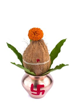 Hindistan cevizli bakır Kalaş ve beyaz arka planda çiçek desenli mango yaprağı. Hindu Puja 'sında gereklidir..