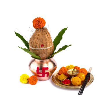 Hindistan cevizi ve mango yaprağıyla bakır Kalaş ve beyaz arka planda çiçek desenli diya, kumkum ve tatlılar ile pooja thali. Hindu pujası için gerekli..