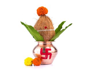 Hindistan cevizli bakır Kalaş ve beyaz arka planda çiçek desenli mango yaprağı. Hindu Puja 'sında gereklidir..