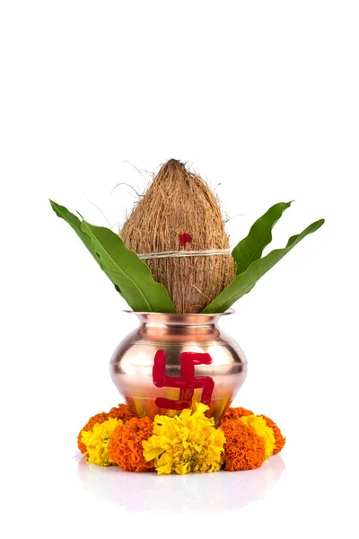 Copper Kalash with coconut and mango leaf and pooja thali with diya, kumkum and sweets with floral decoration on a white background. Essential in hindu puja. — Stock Photo, Image