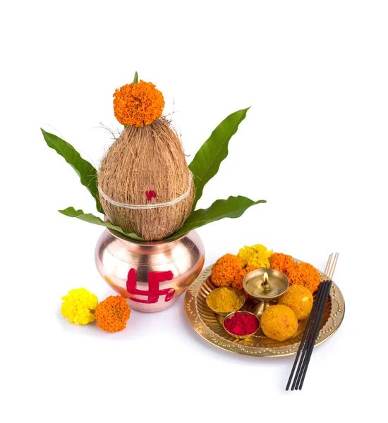 Kalash de cobre con hoja de coco y mango y pooja thali con diya, kumkum y dulces con decoración floral sobre un fondo blanco. Esencial en puja hindú . — Foto de Stock