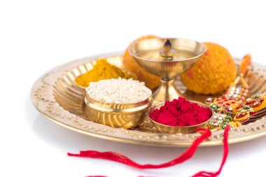 Hint Festivali: Rakhi, pirinç taneleri, kumkum, tatlılar ve şık bir Rakhi tabağında diya. Geleneksel Hint bilekliği Kardeşler ve Kız Kardeşler arasındaki aşkın sembolüdür.