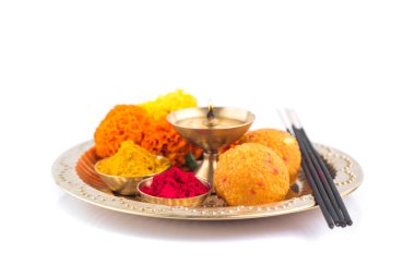 Kutlama için güzel dekore edilmiş Pooja Thali 'ye tapınma, haldi veya zerdeçal tozu ve kumkum, çiçekler, pirinç tabakta kokulu çubuklar, hindu puja thali
