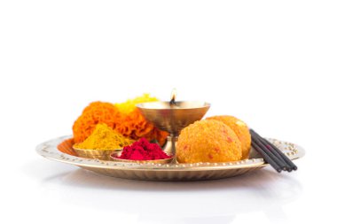Kutlama için güzel dekore edilmiş Pooja Thali 'ye tapınma, haldi veya zerdeçal tozu ve kumkum, çiçekler, pirinç tabakta kokulu çubuklar, hindu puja thali