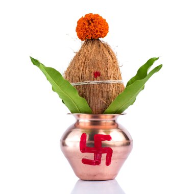 Hindistan cevizli bakır Kalaş ve beyaz arka planda çiçek desenli mango yaprağı. Hindu Puja 'sında gereklidir..