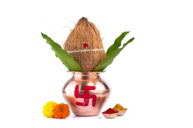 Hindistan cevizli bakır Kalaş, mango yaprağı Haldi, kumkum ve beyaz arka planda kadife çiçeği süslemesi olan tatlılar. Hindu pujası için gereklidir..