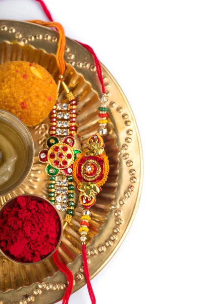 Festival Indio: Rakhi con granos de arroz, kumkum, dulces y diya en plato con un elegante Rakhi. Una pulsera india tradicional que es un símbolo de amor entre hermanos y hermanas — Foto de Stock