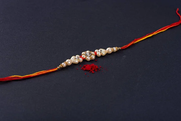 Raksha Bandhan Rakhi Met Rijstkorrels Kumkum Zwarte Achtergrond Traditionele Indiase — Stockfoto