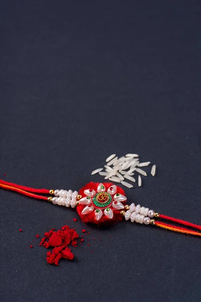 Raksha Bandhan Rakhi Med Ris Korn Kumkum Sort Baggrund Traditionel - Stock-foto