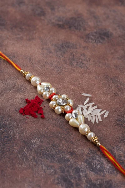 Raksha Bandhan Rakhi Com Grãos Arroz Kumkum Sobre Fundo Pedra — Fotografia de Stock