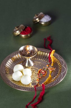 Hint Festivali: Raksha Bandhan veya Rakhi geçmişi zarif bir Rakhi ve diya ile