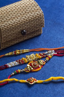 Hint Festivali: Raksha Bandhan veya Rakhi geçmişi zarif bir Rakhi ve diya ile