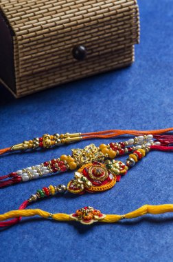 Hint Festivali: Raksha Bandhan veya Rakhi geçmişi zarif bir Rakhi ve diya ile
