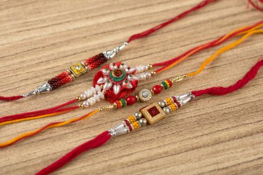 Raksha Bandhan 'ın arkaplanı zarif bir Rakhi. Geleneksel Hint bilekliği Kardeşler ve Kız Kardeşler arasındaki aşkın sembolüdür..