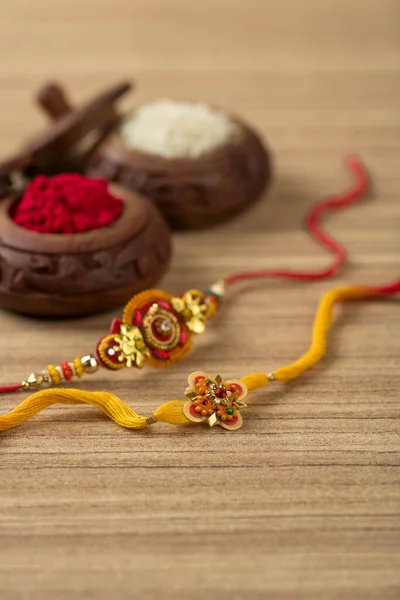 Festival Indiano Raksha Bandhan Fundo Com Elegante Rakhi Grãos Arroz — Fotografia de Stock