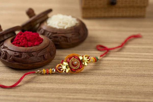 Festival Indiano Raksha Bandhan Fundo Com Elegante Rakhi Grãos Arroz — Fotografia de Stock